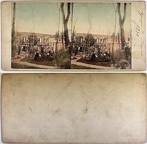 Groupe de femmes devant une maison de campagne, Vintage albumen print, ca.1860, Stéréo