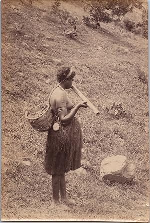 Nouvelle Guinée, Femme jouant d'un instrument, Vintage print, circa 1890