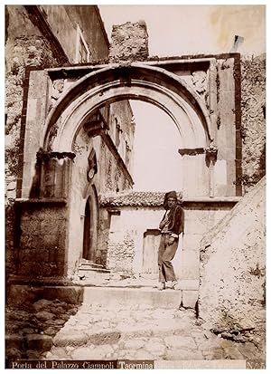 Italie, Taormina, Porta del Palazzo Ciampoli, Photo. Crupi