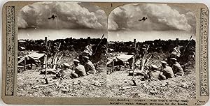 Guerre 1914/18, Soldats écossais dans une tranchée observant dans un périscope, Vintage print, ca...