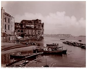 Italie, Contorni di Napoli, Posilopo, Palazzo di Donna Anna Carafa con barche di pescatori