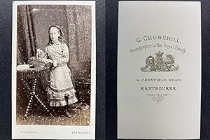 Churchill, Eastbourne, fillette au panier fleuri