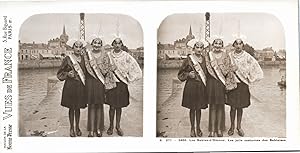 France, Les Sables-d'Olonne, Femmes en costumes, Vintage print, ca.1910, Stéréo