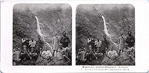 Inde, Himalaya, Kumaon, Hommes devant une cascade à Phurkia, Vintage print, ca.1900, Stéréo