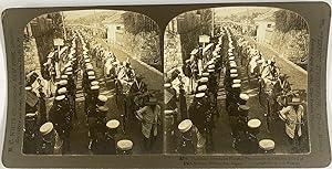 Japon, Hiroshima, Prêtres bouddhistes à la procession funéraire des officier tués à Port Arthur, ...