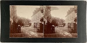 France, Charbonnières-les-Bains, Fillette et Femme dans la Cour Intérieure d'une Demeure, vintage...