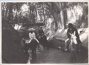 Morocco, Figuig, Tourists following the River, vintage silver print, ca.1920