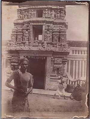 Ceylan, Colombo, Homme devant une Pagode, vintage silver print, ca.1910