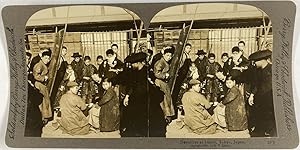 Japon, Tokyo, Pause déjeuner des garçons vendeurs de journaux, Vintage silver print, ca.1900, Stéréo