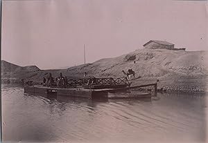 Egypte, Canal de Suez, Débarquement des Caravanes de Jérusalem, vintage carbon print, ca.1910