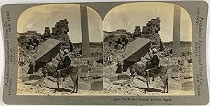 Égypte, Karnak, Homme sur un âne devant un obélisque tombé, Vintage print, ca.1900, Stéréo