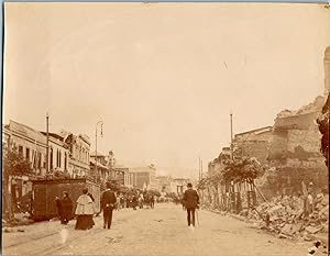 Chili, Valparaiso, Tremblement de Terre de 1906, Promeneurs dans une Rue Détruite, vintage citrat...