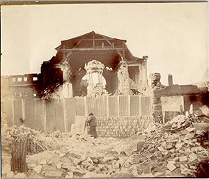 Chili, Valparaiso, Tremblement de Terre de 1906, Homme devant une Eglise Détruite, vintage citrat...