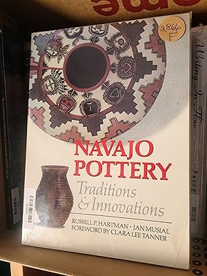 Immagine del venditore per NAVAJO POTTERY: Traditions and Innovations venduto da Front Range Books, LLC
