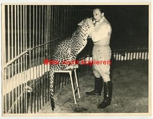 Pressefoto: Zirkus - Dompteur mit Leopard.