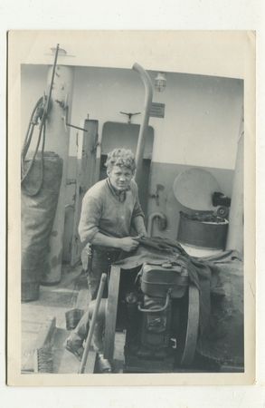Foto: Matrose an Bord des Motorschiffes Hein Ottmann.