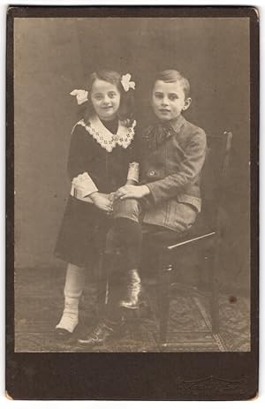 Bild des Verkufers fr Fotografie Hermann Krtzer, Dresden-A., Rosenstr. 48 Nhe Amonstr., Kinderpaar in hbscher Kleidung zum Verkauf von Bartko-Reher