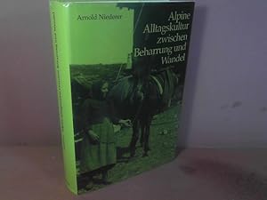 Imagen del vendedor de Alpine Alltagskultur zwischen Beharrung und Wandel. - Ausgewhlte Arbeiten aus den Jahren 1956 bis 1991. Hrsg. Klaus Anderegg und Werner Btzing a la venta por Antiquariat Deinbacher