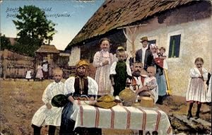 Bild des Verkufers fr Ansichtskarte / Postkarte Ungarische Bauernfamilie, Gruppenbild, Mann mit Harke, Wohnhaus, Tisch zum Verkauf von akpool GmbH