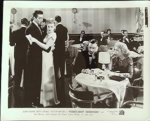 Image du vendeur pour Footlight Serenade 8 x 10 Still 1942 Victor Mature, Betty Grable mis en vente par AcornBooksNH
