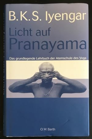Bild des Verkufers fr Licht auf Pranayama: Das grundlegende Lehrbuch der Atemschule des Yoga. zum Verkauf von Antiquariat Im Seefeld / Ernst Jetzer