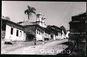 Photo unbekannter Fotograf, Ansicht Ouro Preto, Strassenansicht mit Kirche
