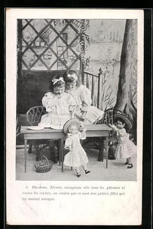 Bild des Verkufers fr Ansichtskarte Zwei kleine Mdchen beim Naschen, Mit am Tisch ihre Puppen zum Verkauf von Bartko-Reher