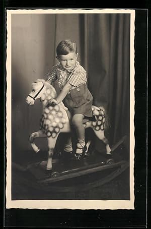 Foto-Ansichtskarte Kleiner Junge auf einem Schaukelpferd