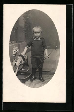 Foto-Ansichtskarte Kleiner Junge mit seinem Schaukelpferd