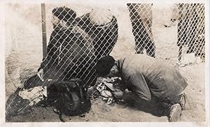 Image du vendeur pour Rfugi espagnol dictant une lettre pour sa femme  travers un grillage. Photographie originale, Argels, 18 mars 1939. mis en vente par Librairie Jean-Yves Lacroix