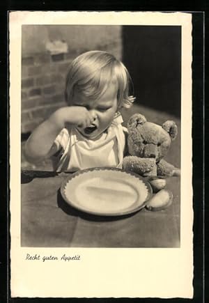 Ansichtskarte Kleines Kind beim Essen mit Teddy