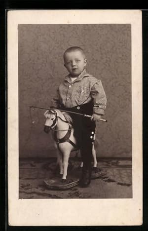 Foto-Ansichtskarte Kleiner Junge mit einem Schaukelpferd