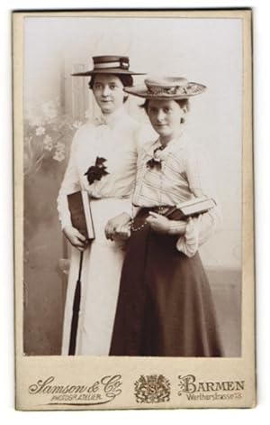 Bild des Verkufers fr Fotografie Samson, Co., Barmen, zwei hbsche junge Damen in Sommerkleidern mit Lehrbchern im Arm zum Verkauf von Bartko-Reher