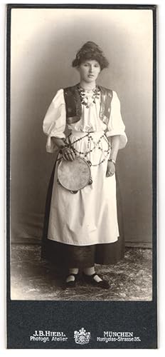 Image du vendeur pour Fotografie J. B. Hiebl, Mnchen, junge Dame als Vagabundin Sinti / Roma mit Tamburin mis en vente par Bartko-Reher