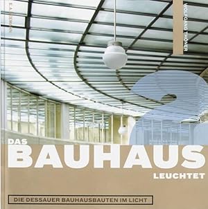 Bild des Verkufers fr Das Bauhaus leuchtet Die Bauhausbauten im Licht zum Verkauf von Berliner Bchertisch eG