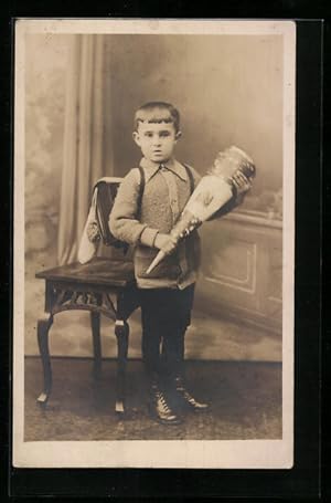 Foto-Ansichtskarte Junge mit Schultüte zum Schulanfang
