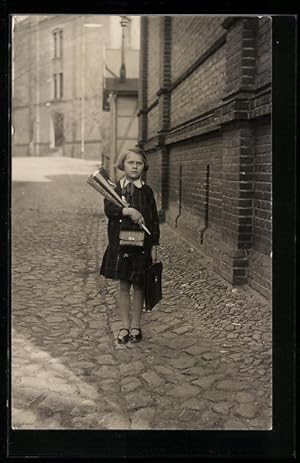 Foto-Ansichtskarte Mädchen mit Zuckertüte zum Schulanfang 1927