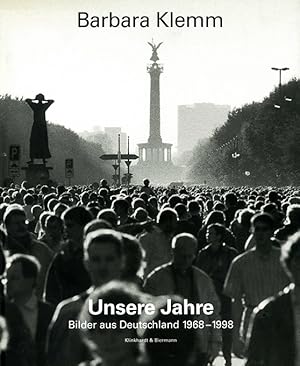 Image du vendeur pour Unsere Jahre. Bilder aus Deutschland 1968 - 1998. Hrsg. u. mit Texten aus der Frankfurter Allgmeinen Zeitung versehen von Christoph Stlzl. mis en vente par ANTIQUARIAT MATTHIAS LOIDL