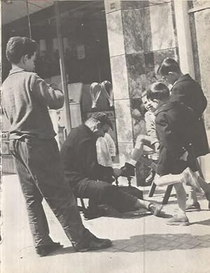 Imagen del vendedor de LAMINA V00290: Hombre limpiando zapatos en Sant Joan, Lerida a la venta por EL BOLETIN