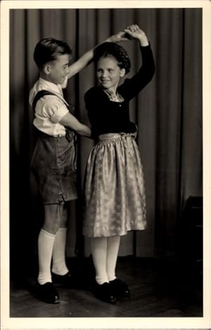 Foto Ansichtskarte / Postkarte Tanzende Kinder in Tiroler Tracht