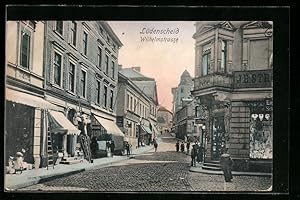 Ansichtskarte Lüdenscheid, Wilhelmstrasse mit Geschäften, Passanten und Stukkateur bei Ausbesseru...