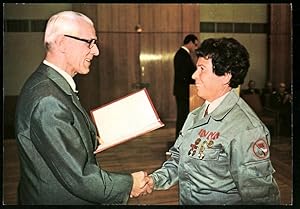 Fotografie Berlin, Willi Stoph Ministerrat der DDR überreicht dekoriertem Mitglied der Kampfgrupp...