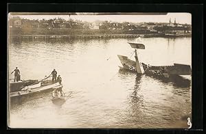 Bild des Verkufers fr Ansichtskarte Abgestrztes Wasserflugzeug, das von russischen Flugzeugen eingeschlossen war zum Verkauf von Bartko-Reher