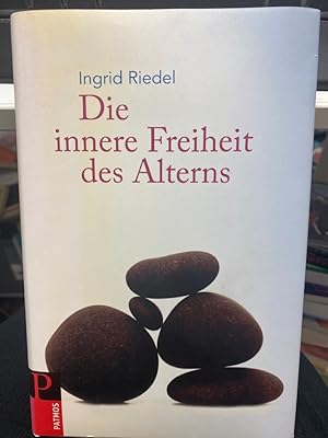 Bild des Verkufers fr Die innere Freiheit des Alterns. Alt werden, heit sehend werden, schrieb Marie von Ebner-Eschenbach. Ganz im Hier und Jetzt zu sein, das Leben annehmen zu knnen, ohne Warum, ist eine beglckende Erfahrung. Gerade im Alter empfinden wir sie als Geschenk. Ingrid Riedel   selbst ber siebzig   schreibt voller Wrme und Weisheit ber das Altern. lterwerden bedeutet zweierlei: Leben ausschpfen und Leben loslassen. Es gilt, diese Spannung auszuhalten, Unvollkommenes anzunehmen, um zu innerer Ruhe und Gelassenheit zu finden. zum Verkauf von bookmarathon