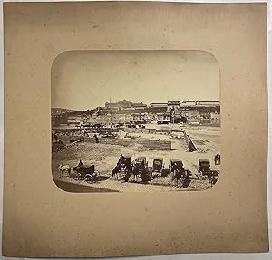 Die Kettenbrücke und der Burgpalast von Budapest. Fotografie um 1865.