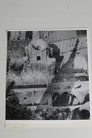 Acht Fotografien des zerstörten Wiener Stephansdoms 1945.