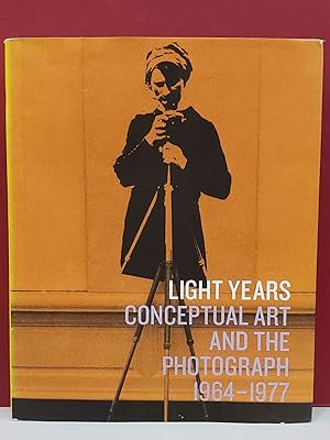 Bild des Verkufers fr Light Years: Conceptual Art and the Photograph 1964-1977 zum Verkauf von Moe's Books