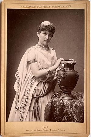 Seller image for Photography original albumen print | Weibliche portrait Schnheiten, Greek woman with vase, no 6, Verlag von Gustav Lohse, Dresden-Striesen, ca 1900, 1 p. for sale by Antiquariaat Arine van der Steur / ILAB