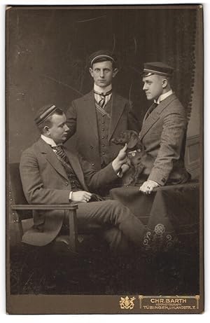 Fotografie Chr. Barth, Tübingen, Studenten mit Dackel auf dem Tisch, Couleur und Biertönnchen