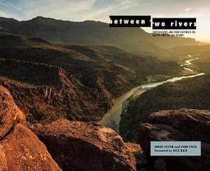 Imagen del vendedor de Between Two Rivers: Photographs and Poems Between the Brazos and the Rio Grande a la venta por moluna